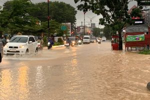 Diguyur Hujan Seharian, Sejumlah Ruas Jalan di Tanjungpinang Terendam Banjir