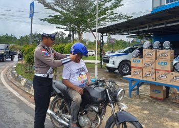 Satlantas Polres Bintan Bagikan 52 Helm Gratis Kepada Pengendara Motor.