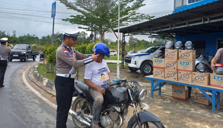 Satlantas Polres Bintan Bagikan 52 Helm Gratis Kepada Pengendara Motor.