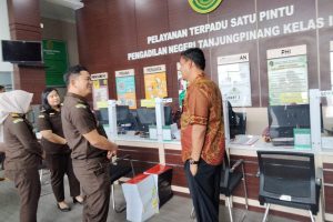 Kejari Tanjungpinang Limpahkan 2 Tersangka Kasus Korupsi Pelabuhan Tanjung Moco ke PN Tanjungpinang