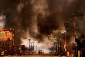 Kebakaran Hebat di Los Angeles Merambat ke Bukit Hollywood, Ribuan Mengungsi