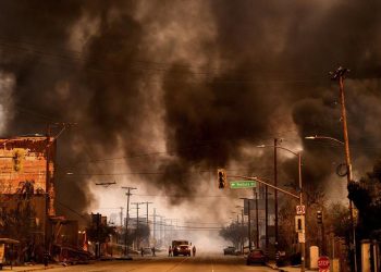 Kebakaran Hebat di Los Angeles Merambat ke Bukit Hollywood, Ribuan Mengungsi