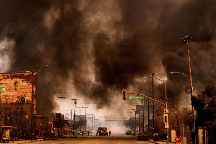 Kebakaran Hebat di Los Angeles Merambat ke Bukit Hollywood, Ribuan Mengungsi