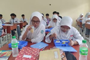 SMA 4 Tanjungpinang Bagikan 1.210 Paket Makanan Bergizi Gratis ke Siswa