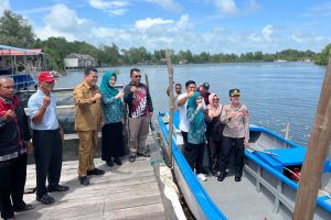 Pemkab Bintan Serahkan 20 Unit Kapal Fiber untuk Kelompok Nelayan