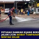 Petugas Damkar Kijang Bersihkan Jalan Licin Akibat Tumpahan Minyak Solar