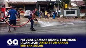 Petugas Damkar Kijang Bersihkan Jalan Licin Akibat Tumpahan Minyak Solar