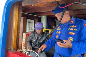 Cegah Kecelakaan Laut, Satpolairud dan Polsek Siantan Periksa Kapal di Pelabuhan Tarempa