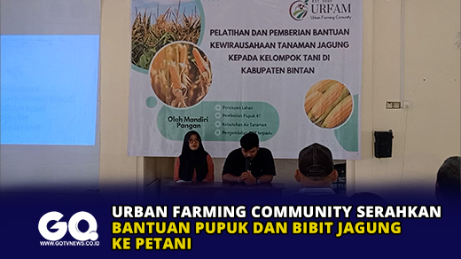 Urban Farming Community Serahkan Bantuan Pupuk dan Bibit Jagung ke Petani