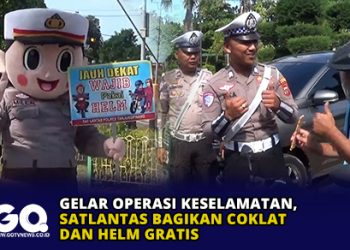 Gelar Operasi Keselamatan, Satlantas Bagikan Coklat dan Helm Gratis