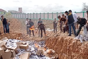 Kejari Bintan Musnahkan Belasan Ribu Botol Miras dan Ratusan Dus Rokok FTZ Merek H Mild