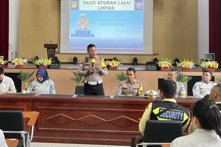 Satlantas Polres Bintan Sosialisasikan Tertib Lalu Lintas dan Bagikan Sembako di PT BAI