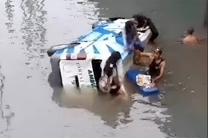 Gagal Salip Truk, Ambulans Pembawa Jenazah Terjun ke Sungai di Jembrana
