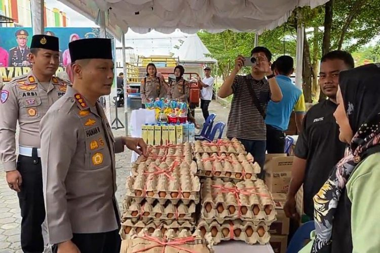 Ringankan Beban Warga, Polresta Tanjungpinang dan Bhayangkari Gelar Bazar Murah