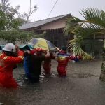 Lansia Sakit Terjebak Banjir di Bintan, Dievakuasi Menggunakan Tandu
