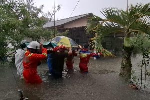 Lansia Sakit Terjebak Banjir di Bintan, Dievakuasi Menggunakan Tandu