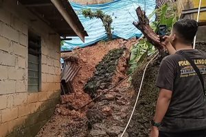 Curah Hujan Tinggi, Tanah Longsor Timpa Rumah Warga di Tanjungpinang