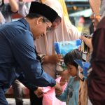 Riuh, Puluhan Emak-Emak Rebutan Sembako Gratis Dari Ing Iskandar dan Rocky