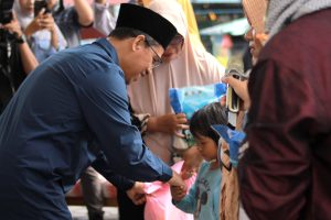 Riuh, Puluhan Emak-Emak Rebutan Sembako Gratis Dari Ing Iskandar dan Rocky