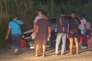 Lupa Rem Tangan, Mobil Terperosok ke Parit di Tanjungpinang