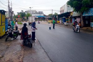 9 Pemotor Jatuh Akibat Tumpahan Solar di Jalan Ganet Tanjungpinang