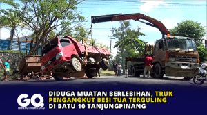 Diduga Muatan Berlebihan, Truk Pengangkut Besi Tua Terguling di Batu 10 Tanjungpinang