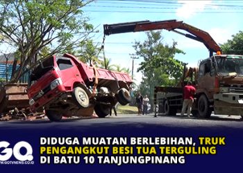 Diduga Muatan Berlebihan, Truk Pengangkut Besi Tua Terguling di Batu 10 Tanjungpinang.