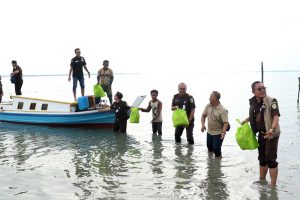Warga Curhat Tak Ada Listrik dan Dermaga Rusak Saat Kajati Kepri Baksos di Pulau Tunjuk