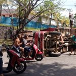 Truk Bermuatan Besi Tua Terbalik di Tanjungpinang, Diduga Akibat Overload