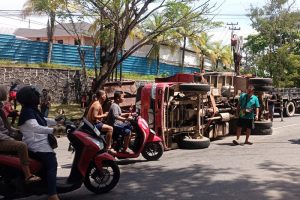 Truk Bermuatan Besi Tua Terbalik di Tanjungpinang, Diduga Akibat Overload
