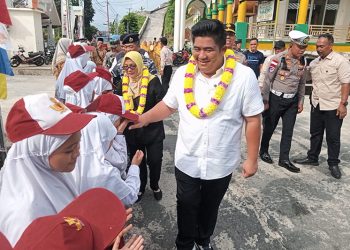 Dari Pupuk hingga Alat Tangkap, Roby Serahkan Bantuan Langsung ke Masyarakat Tambelan