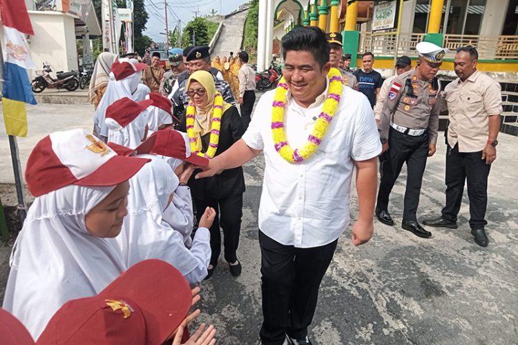 Dari Pupuk hingga Alat Tangkap, Roby Serahkan Bantuan Langsung ke Masyarakat Tambelan