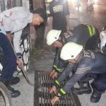 Kunci Motor Jatuh ke Selokan, Warga Minta Tolong Damkar