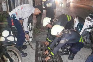 Kunci Motor Jatuh ke Selokan, Warga Minta Tolong Damkar