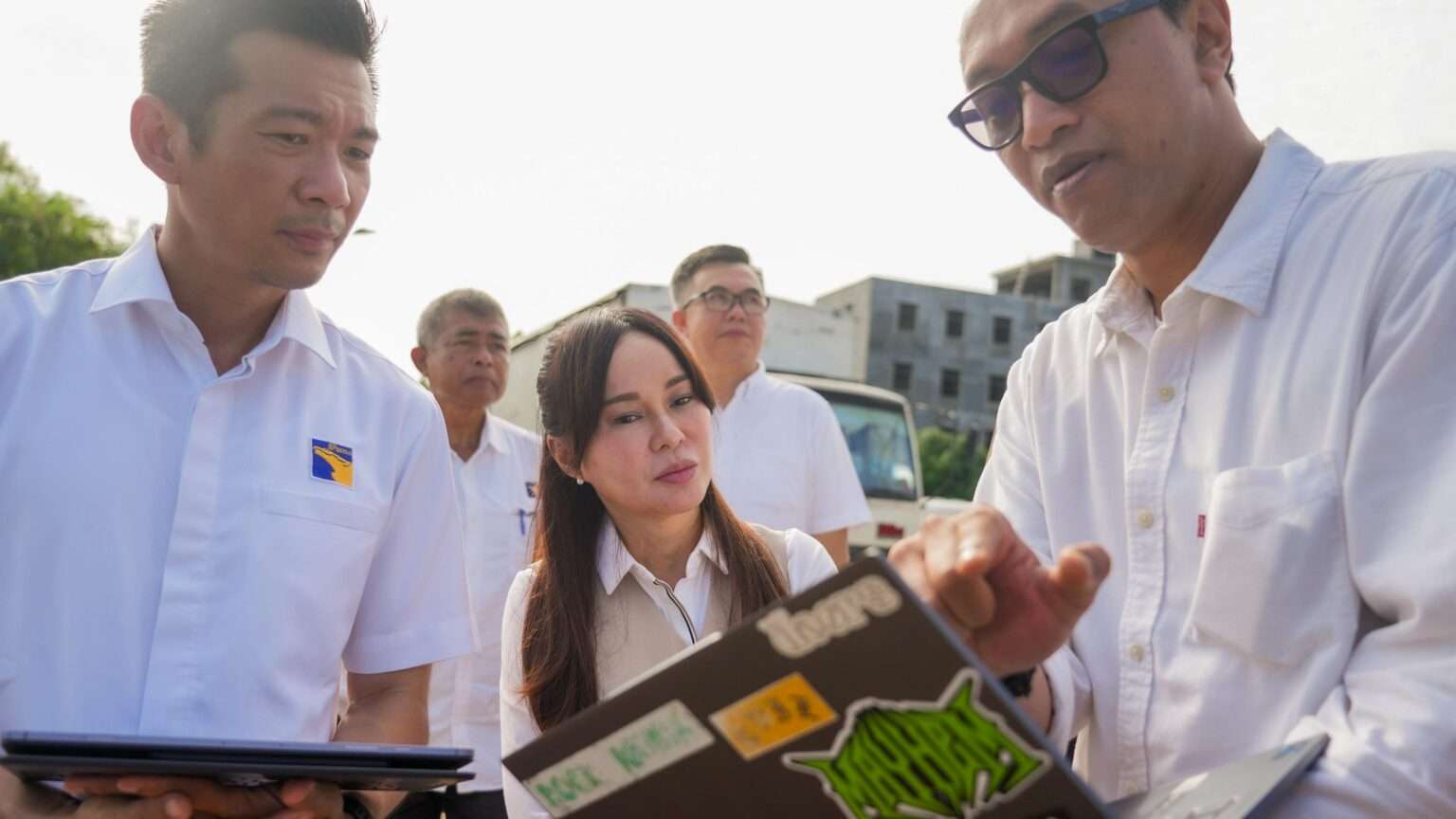 Gerak Cepat Tangani Banjir, Li Claudia Tinjau Lokasi Penyebab Banjir.
