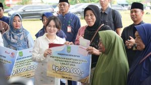 Li Claudia Chandra Serahkan Bantuan Tunai kepada Lansia