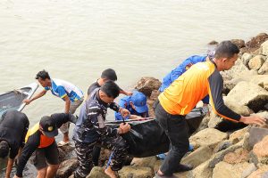 TNI AL Evakuasi Mayat Pemancing Tenggelam di Perairan Tanjung Sengkuang Batam
