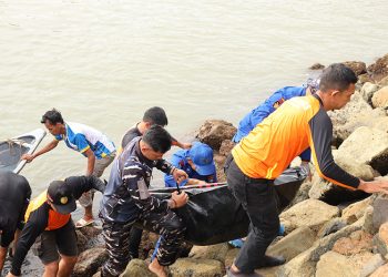 TNI AL Evakuasi Mayat Pemancing Tenggelam di Perairan Tanjung Sengkuang Batam