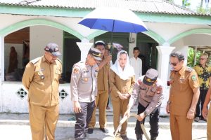 Alami Kekeringan, Polres Natuna Distribusikan 16.000 Liter Air Bersih ke Desa Tapau