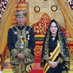 LAM Kepri Kota Batam Tabalkan Amsakar Achmad dan Li Claudia Chandra dengan Gelar Adat Melayu
