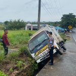 Hindari Kendaraan Lain, Mobil Isuzu Panther Masuk Parit di Depan Tema Coffee