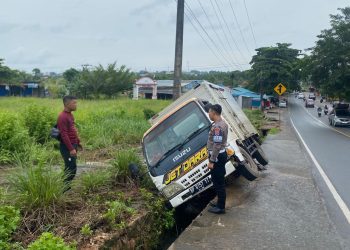 Hindari Kendaraan Lain, Mobil Isuzu Panther Masuk Parit di Depan Tema Coffee