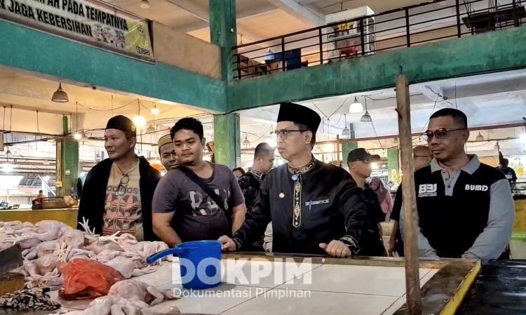 Bupati Karimun Minta Warga Tidak Panik Soal Stok Sembako Menipis