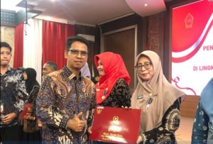 Bupati Serahkan Satyalancana Kepeda 149 ASN yang Berprestasi