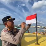 Polsek Pelabuhan Tanjungpinang Bagikan Puluhan Bendera Merah Putih kepada Penambang Boat dan Supir Lori