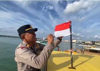 Polsek Pelabuhan Tanjungpinang Bagikan Puluhan Bendera Merah Putih kepada Penambang Boat dan Supir Lori.