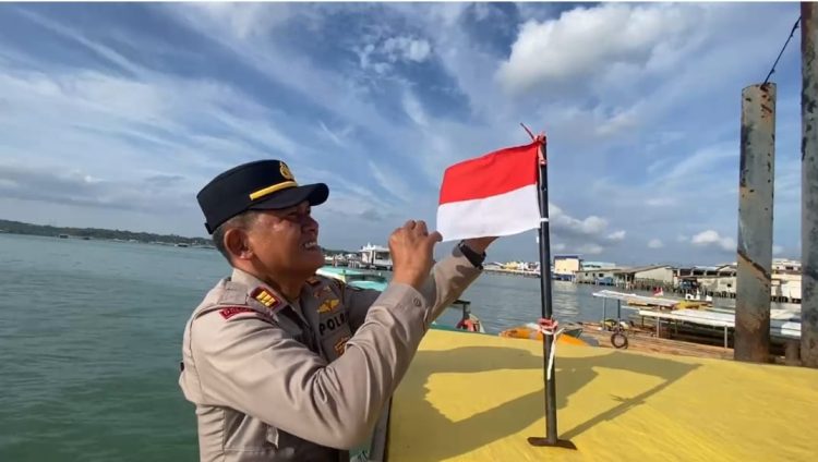 Polsek Pelabuhan Tanjungpinang Bagikan Puluhan Bendera Merah Putih kepada Penambang Boat dan Supir Lori.