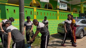 Jumat Curhat, Polsek Tanjungpinang Kota Laksanakan Goro dan Berbagi Sembako