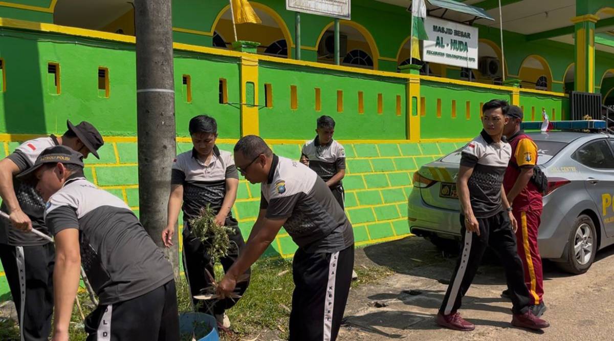 Jumat Curhat, Polsek Tanjungpinang Kota Laksanakan Goro dan Berbagi Sembako.