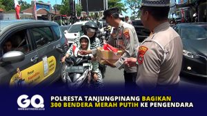 Polresta Tanjungpinang Bagikan 300 Bendera Merah Putih ke Pengendara